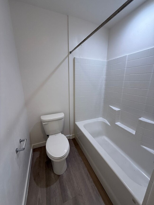 Building Photo - Available Now- Beautiful Nampa Townhome