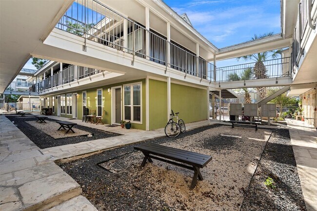Building Photo - 2526 Durwood St