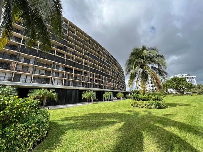 Building Photo - 132 Lakeshore Dr