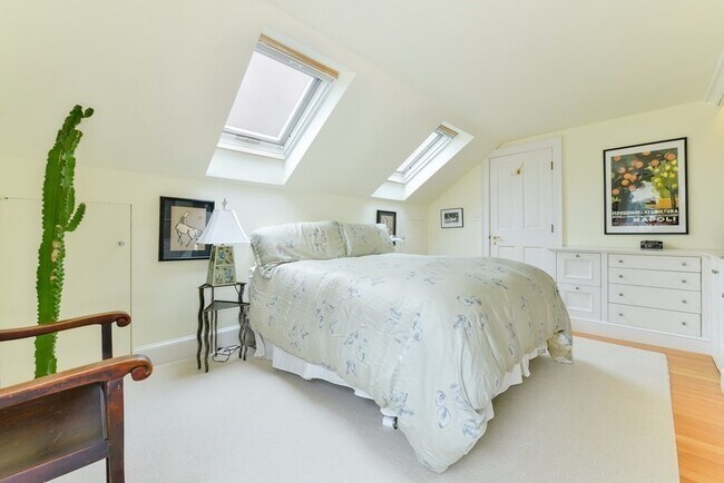 Building Photo - 14 Ash St