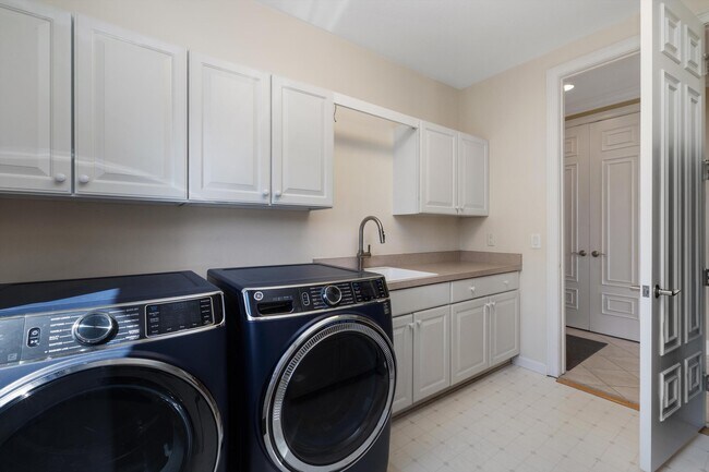 Building Photo - 7040 Royal Villa Ct