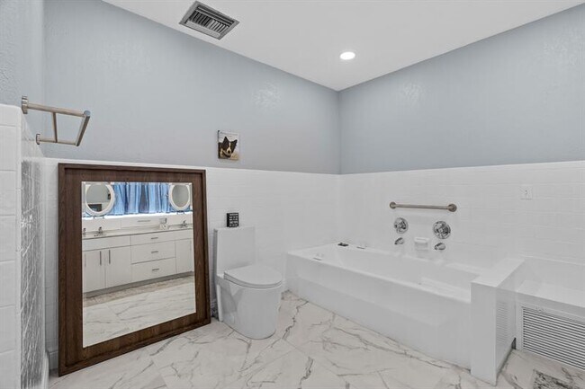 Building Photo - 5100 Yellow Pine Ln