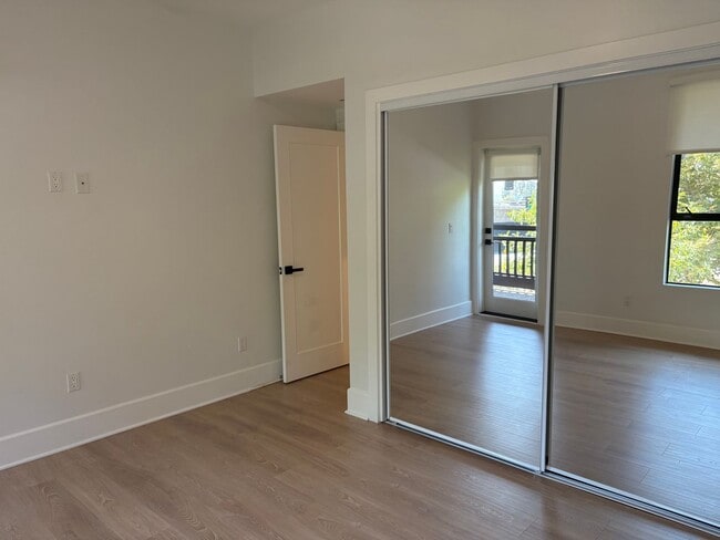 Building Photo - Luxury 3+3 Townhome in prestigious Crescen...