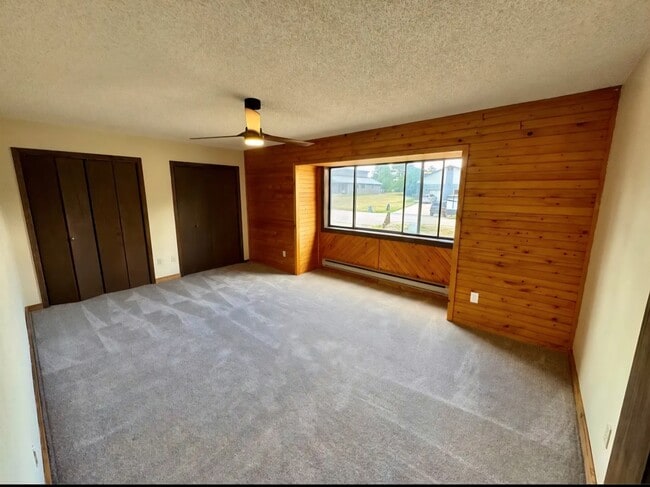 Building Photo - 587 E Golf Pl