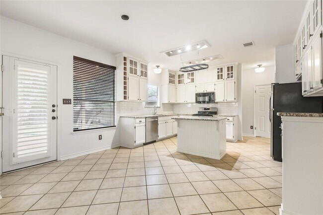 Building Photo - 2604 Stenson Dr