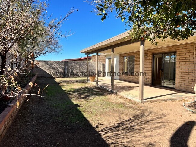 Building Photo - Four Bedroom Home