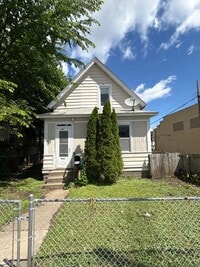 Building Photo - Spacious 3 bedroom 1 Bathroom House Available May 1st!