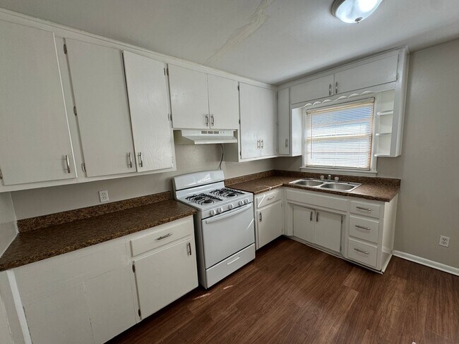 Building Photo - Spacious 3-Bedroom, 1-Bath Home with Garag...