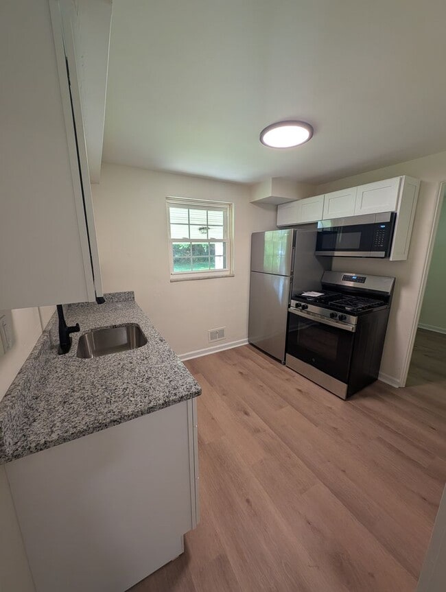 Building Photo - Newly Renovated 2Bd/2Bath Home with Bonus Room -- Available NOW!