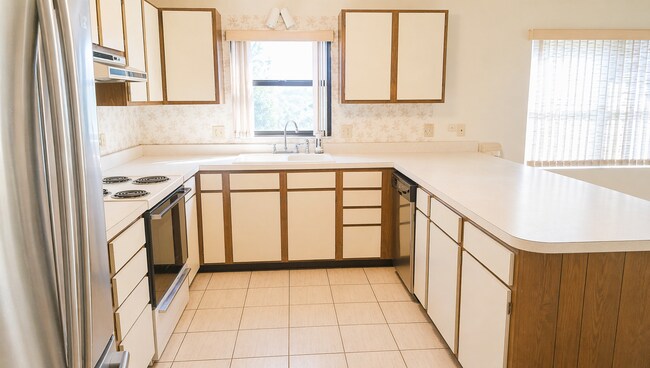 Building Photo - 3-bedroom, 2-bath lake house with a 2-car garage on 1/2 acre directly on Little Lake Weir.