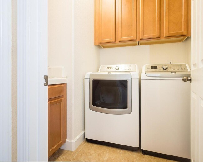 Building Photo - Beautiful single story/3 bed/2bath plus office Home for Rent in Woodland