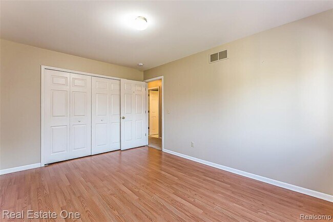 Building Photo - 61960 Arlington 116 3