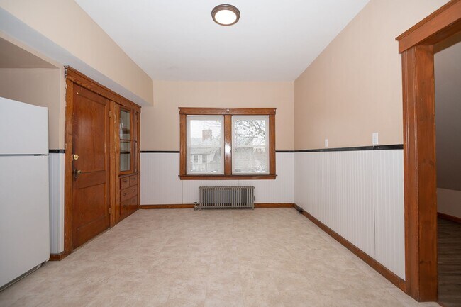 Building Photo - Convenient Location & Updated Amenities!