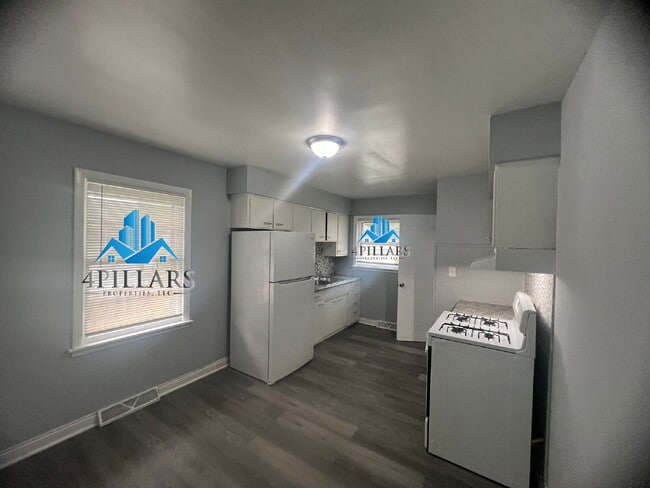 Building Photo - "Charming 2-Bedroom Gem with Finished Basement & Gleaming Hardwood Floors in Hammond!"