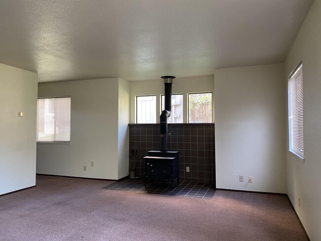 Building Photo - 674 Hidden Creek Rd