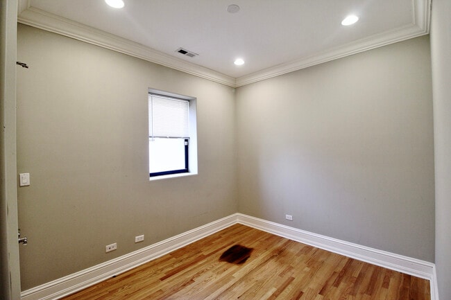 Building Photo - 5528 S Indiana Ave