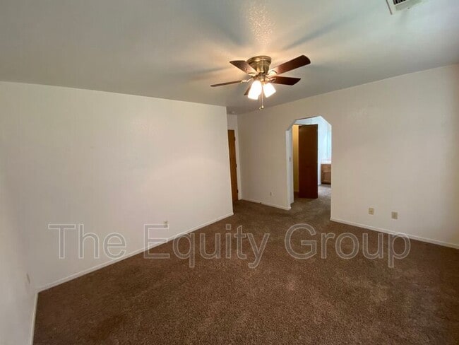 Building Photo - 5936 W Oak Ave