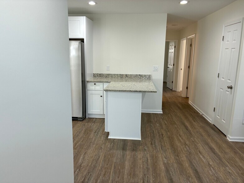 Building Photo - Room in House on Lincoln St SW