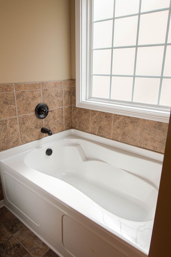 Building Photo - Pet Friendly Three Bedroom with Bonus!