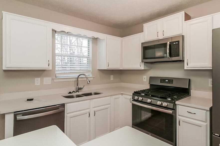 Building Photo - 691 River Valley Dr
