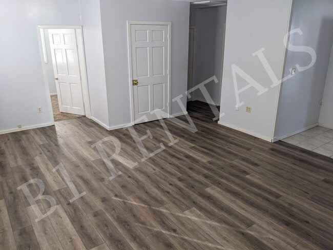 Building Photo - 712 Summit St