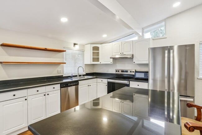 Building Photo - 6900 Thornhill Dr