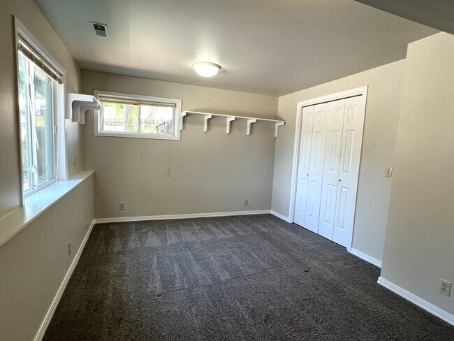 Building Photo - Fantastic 4 bed 3 bath home in the Highlan...