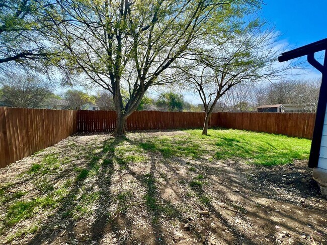 Building Photo - *MOVE IN SPECIAL* Charming 3BR Home Near Randolph AFB with Fireplace & Covered Patio!