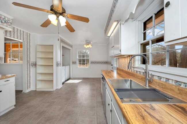 Building Photo - Spacious & Charming in Scottsboro!