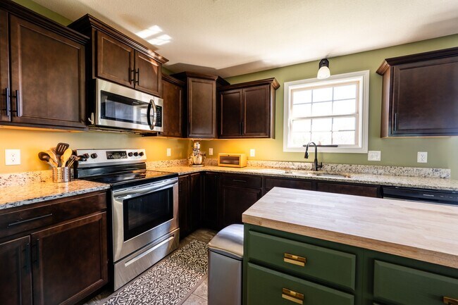 Building Photo - Pet Friendly Three Bedroom!
