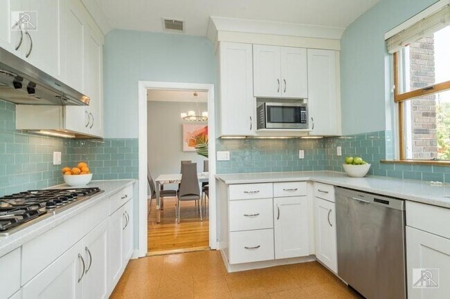 Building Photo - 5 bedroom in Brookline MA 02446