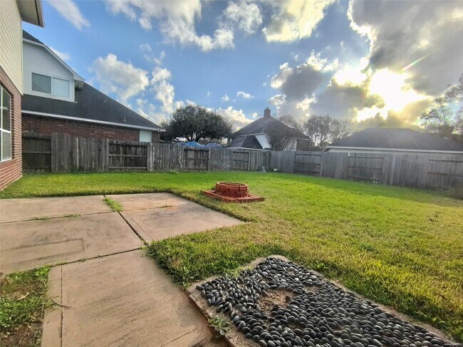 Building Photo - 1916 Lakewinds Dr