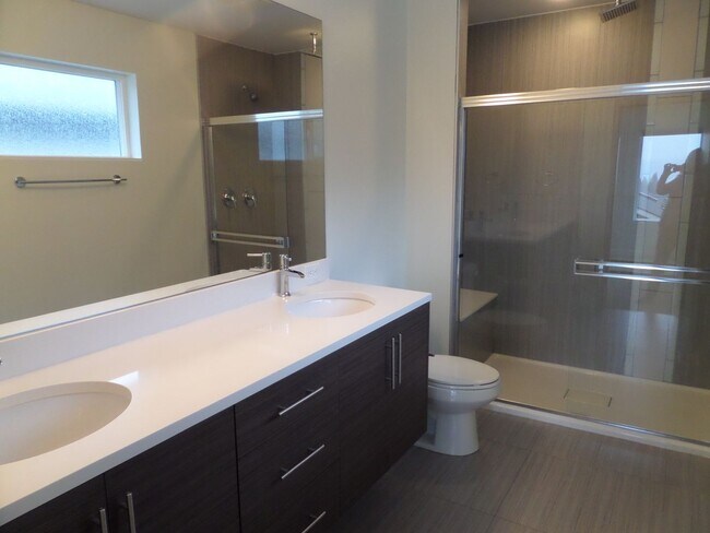 Building Photo - Immaculate and LARGE 4-Bedroom Home in Unb...