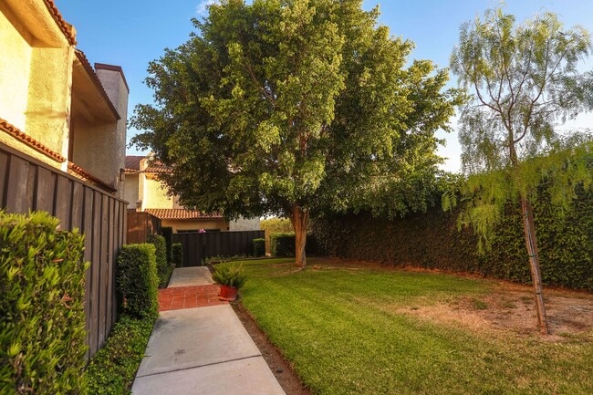 Building Photo - >>>>> TWO BEDROOM 1.5 BATHS TOWN-HOME STYL...