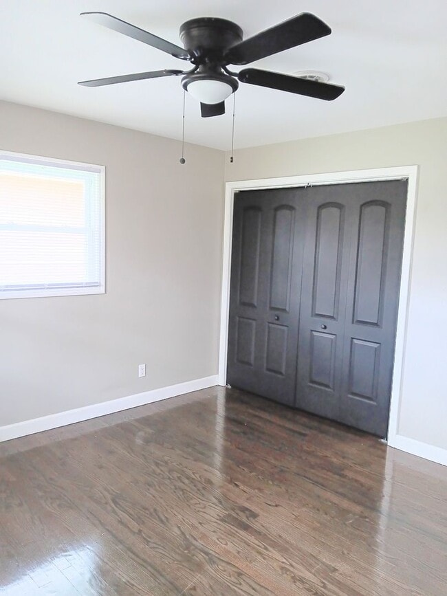 Building Photo - Beautifully Renovated, Modern 3 bedroom 2....