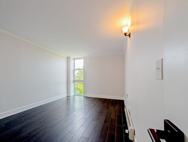 Building Photo - 1043 S York Rd
