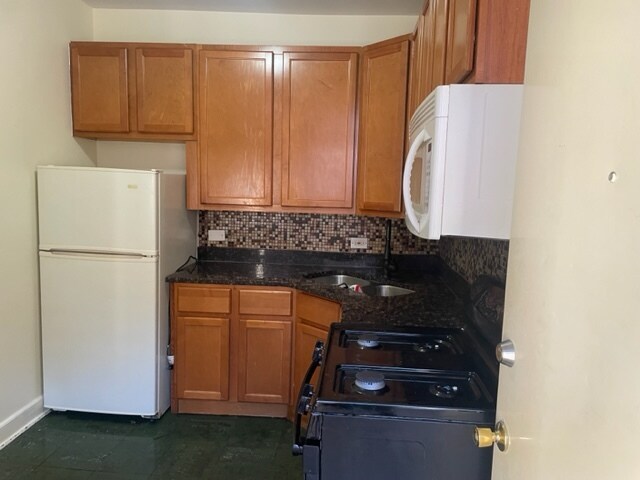 Kitchen - 4926 N Kedzie Ave
