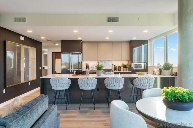 Building Photo - 525 Olive St