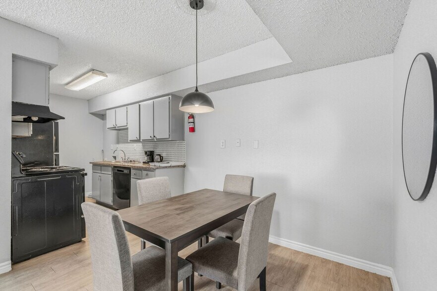 Building Photo - 1307 Wilcrest Dr