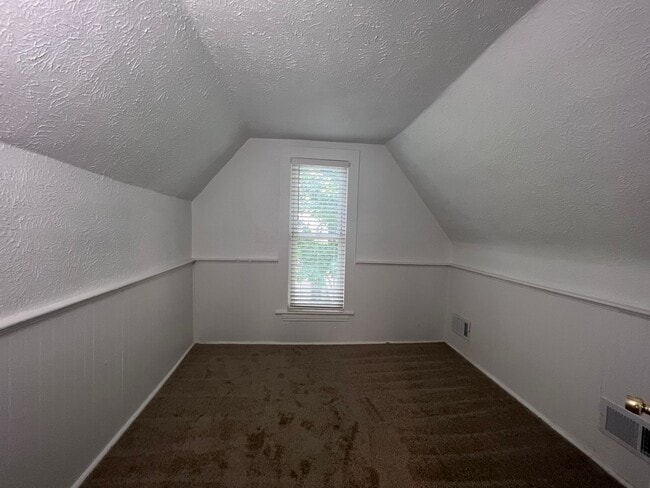 Building Photo - Large 3 bedroom home with a den!