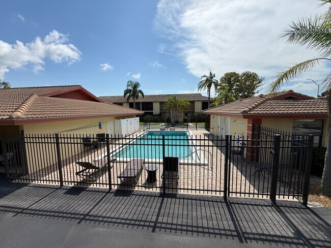 Building Photo - 2 Bedroom 2 Bath Ground Floor Condo Centra...