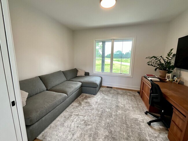 Building Photo - 3-bedroom, 2.5 bathroom furnished home in Saint Joseph