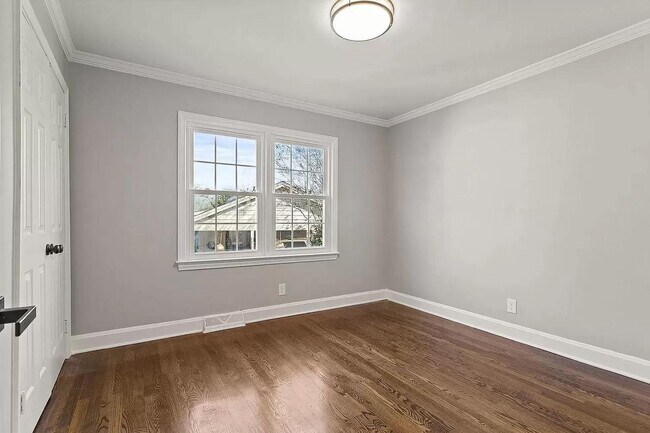 Building Photo - 305 Hillside Dr