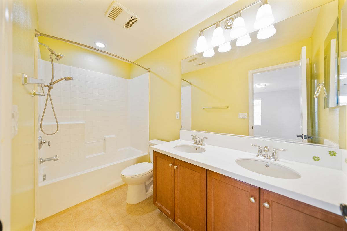 Building Photo - 372 Cardinal Ln