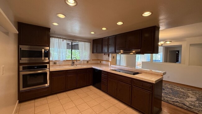 Building Photo - Spacious Townhouse For Rent at Montezuma T...
