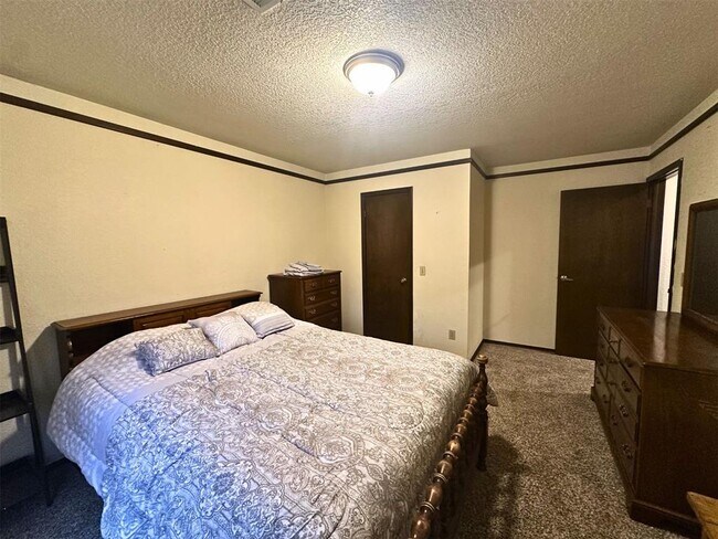Building Photo - 6913 N Spinnaker Ln