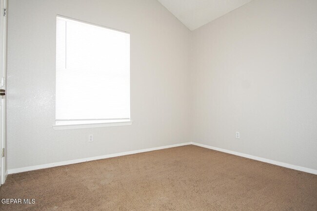 Building Photo - 2151 Sun Manor Dr