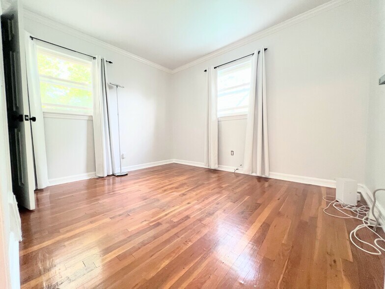 Main floor bedroom - 15 Andover Pl