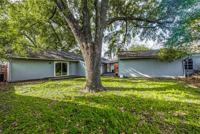 Building Photo - 7810 Locke Ln