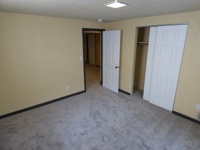 Building Photo - $0 DEPOSIT OPTION.  TRI-LEVEL HOME IN SE AURORA